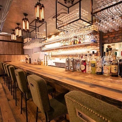 広々とした店内の一角には、おしゃれなバーカウンターを完備しております。お一人様やカップルでのご利用にぴったりで、カジュアルにバー気分もお楽しみいただけます。本格的なお食事はもちろん、食前・食後のカクテルやワインなど、お好みのドリンクとともに大人のための特別な時間をお過ごしいただけます。