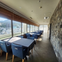 非日常の特別な雰囲気、目の前に函館山が広がります。