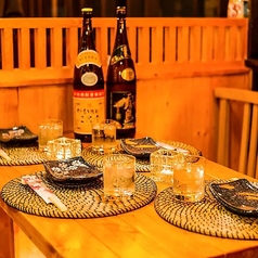 真ん中の通路を隔てて、最大16名様までご案内可能な掘りごたつタイプの個室席となっております。プライベートをしっかり守り、特別な日のお食事にも気兼ねなくお過ごし頂けます。周りを気にせず、ご宴会を心ゆくまでお楽しみください。