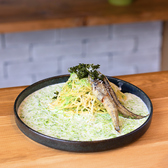 磯の香り豊かな松川浦産あおさと、旨みあふれるメヒカリを濃厚なクリームソースで味わう贅沢なパスタ。福島駅近くのバルで、地元食材の魅力が詰まったこだわりの一皿をご堪能ください。