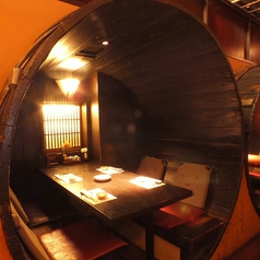 樽の中に座敷が。自慢のお酒とお料理と共にご堪能ください。その日に入った福岡名物の魚や肉を味わえるお店。