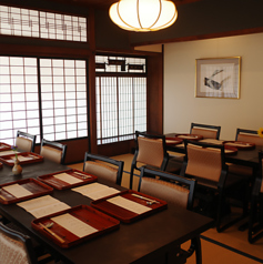 4名様まで収容可能な個室を1部屋ご用意しております。