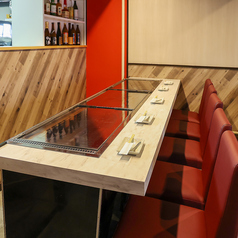 【カウンター席】こちらのお席はデートにもぴったりなスポット!横並びに座れるから、会話が弾みやすいです。美味しい料理やドリンクをシェアして、ご一緒に素敵なひとときをお過ごしください。