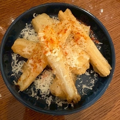 たっぷりチーズをかけたレンコンのフリット
