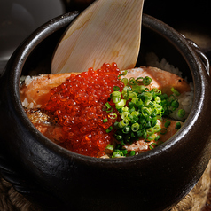 炭火紅鮭とこぼれいくらの土鍋ご飯