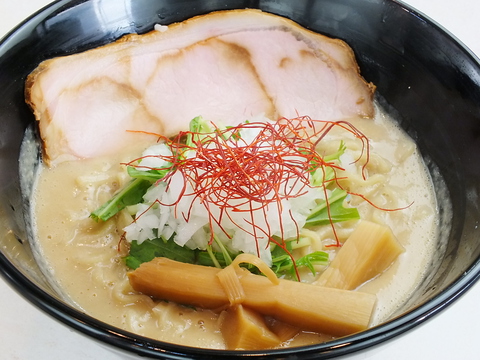 阪神尼崎より徒歩2分。まるでポタージュのようなこくのある濃厚夢スープをぜひ！！