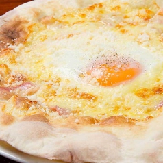 半熟卵とベーコンのビスマルク風ピッツァ