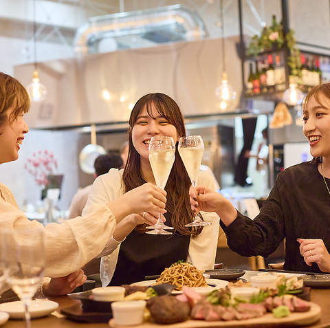 和牛のステーキのついたコースも充実。デートにも忘年会にも。