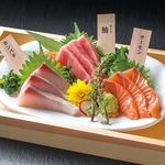 朝獲れの鮮魚を使った自慢のお造り盛り。焼酎とご一緒に♪