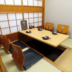 大切な友人やご家族との食事に最適な、ゆったりとした掘りごたつ個室をご用意。柔らかな照明が包み込む落ち着いた空間で、特製ダレが香るくわ焼きや、香ばしく焼き上げたお好み焼きなど、心ゆくまで堪能できます。語らいの場を彩る、穏やかで心地よいひとときをお届けします。
