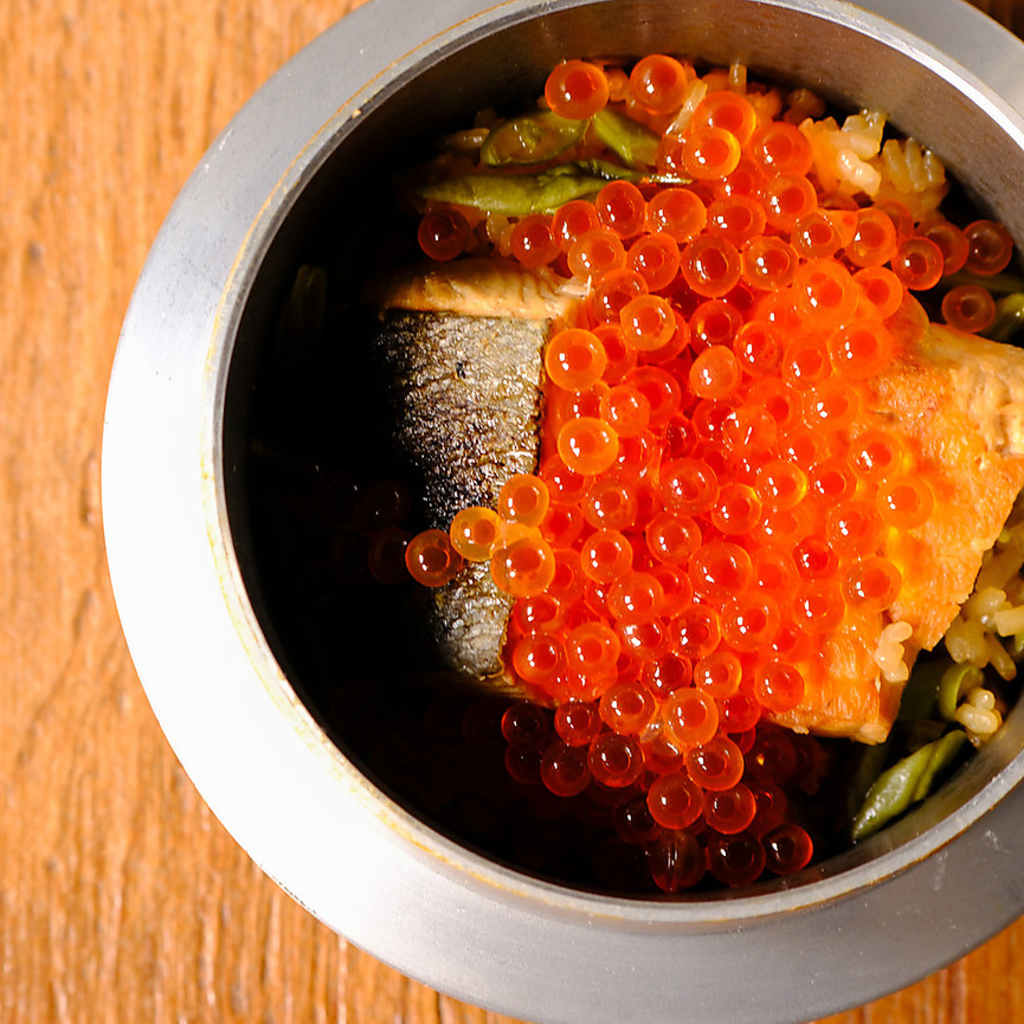 〆にはぜひ旬の食材を贅沢に炊き上げた釜飯を！