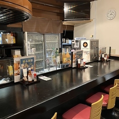 おひとり様も大歓迎のカウンター席です！仕事帰りのサク飲みにもぴったりで、気軽に立ち寄れる雰囲気が魅力♪目の前で繰り広げられる料理の数々を楽しむのも◎一人の時間を大切にしつつ、素敵な夜をお過ごしいただけます。ぜひお気軽にお立ち寄りください！