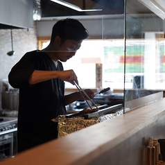 【カウンター/ライブ感◎】 店主が焼き上げるこだわり焼鳥を目の前で。落ち着いて一息つけるお店です！