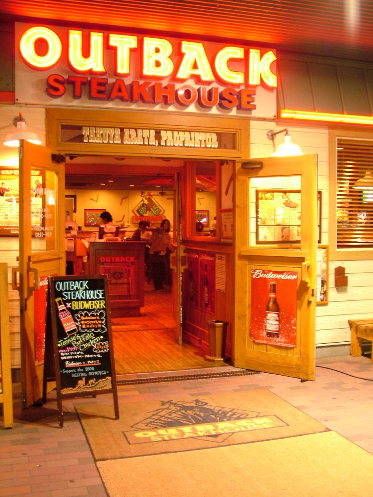 「ウェルカムトゥ・アウトバ～ック」入り口を抜けるとスタッフさんが、元気に英語で挨拶してくれる★