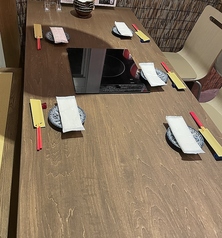 半個室のテーブル席です。他のお客様からは見えないので落ち着いてお食事が出来ます。