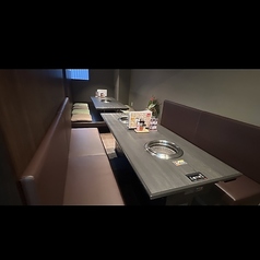 【テーブル席】永昌苑のテーブル席は、お一人様での贅沢な焼肉から、ご友人やご家族との賑やかなお食事まで、様々なシーンに対応可能です。快適な空間で、美味しい焼肉と楽しい時間をお過ごしください。