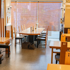 開放的なテーブルのお席は最大30名様までお座りいただけます。ご宴会や慶事、法事にもご利用いただけます。