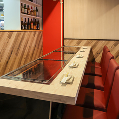 カウンター席は料理人の調理を間近で楽しめ、ライブ感溢れる特別な空間です。カウンター越しに料理の仕上がりを眺めながら、美味しい料理を待つひとときも魅力の一つ。1名様にもオススメ!お気軽にお立ち寄り下さい。