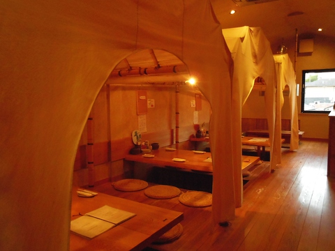 店内にはモンゴルのテント作りパオ風の個室が！プライベートな空間で料理やお酒を。