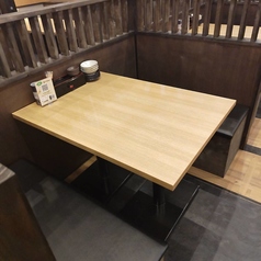 2～4名様の少人数でもご利用いただけるテーブル席♪人数やシーンに合わせて柔軟に対応できます！デートや気軽な飲み会・女子会などにもご利用いただきやすいお席です。