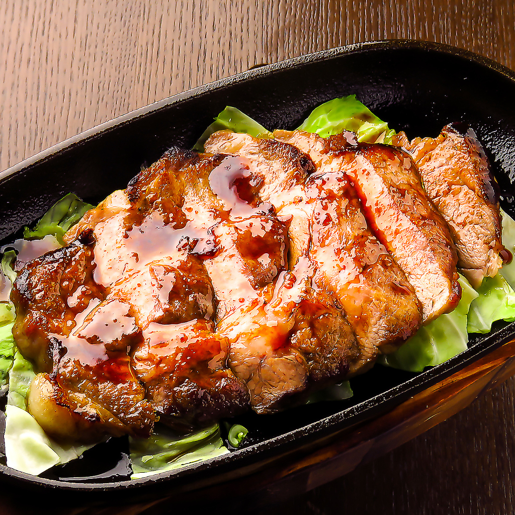 サクサクのロースかつにトンテキ、ラーメンまで。どこか懐かしい和風の店内で、お腹いっぱい大満足。