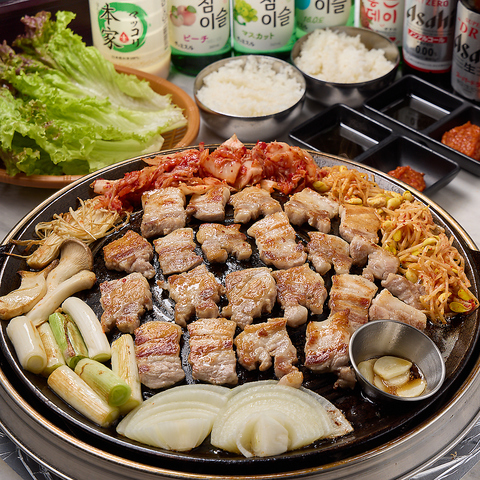 レトロな韓国の雰囲気漂う店内で、コスパ最強の本場サムギョプサルが楽しめるお店。