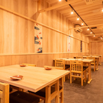 木のぬくもりと清潔感が溢れる広々とした店内で、ごゆっくりとおくつろぎいただくことが出来ますよ♪