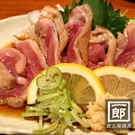 新鮮な鶏肉を丁寧に仕上げたとりタタキは、肉本来の旨味を存分にご堪能いただけます！