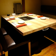 ゆっくりできるテーブル席は２名～６名まで可能。