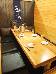 ２～８名様用のテーブル・掘りごたつ個室です。予約が少ない日は２名様でゆったりお使い頂けます。個室なので、プライベート空間として楽しんで頂けます♪