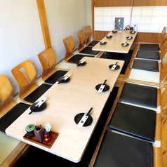 会社でのご宴会や、同窓会にぴったりの10名様個室。足を伸ばして寛げる掘りごたつ式で、老若男女問わず快適にお過ごしいただけます。サプライズやお祝いの席にもピッタリ♪