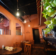 メインフロアには、2名様、4名様、8名様までの様々な人数でご利用いただけるテーブル席がございます。人数に合わせてお席をご用意いたします。全席に仕切りもあり、プライベート空間が保たれます。