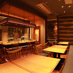 温かみのある照明が心地よい、和の風情を感じられる落ち着いた店内。清潔で安心して食事をお楽しみいただけます！