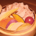 料理メニュー写真 【名物】地野菜と神戸スイーツポークのせいろ蒸し