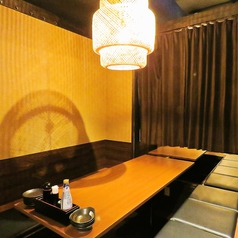 新静岡駅近辺での接待や宴会などに最適のプライベート個室空間♪合コンや女子会・誕生日会にもオススメです！シンプルなお席はお仕事帰りにゆったりとお酒を愉しみたい方にオススメです◎