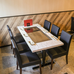 6名様用のテーブルが3席あり、快適に食事を楽しむことができます。広々としたテーブルは心地よい照明で落ち着いた雰囲気を演出しており、ゆったりとした時間を過ごせる設計になっています。