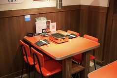 2名～4名様でのご利用に最適な4名様掛けのテーブル席を7卓ご用意しております♪デートや友人とのサシ飲み、少人数の女子会などにぴったりなサイズ感です◎網を独占して自分たちのペースでお肉を育てる贅沢をお楽しみください♪どこか落ち着く昭和の雰囲気が、日常の疲れを癒してくれます◎