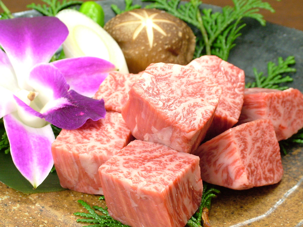 『特上ハラミ角塩』サイコロ状の厚みのあるお肉は、インパクト大！とろける味わいをお楽しみ下さい♪