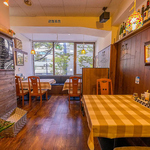 木のぬくもりが感じられる隠れ家的な温かい雰囲気の内装は心地よく落ち着いたひとときを過ごせます。