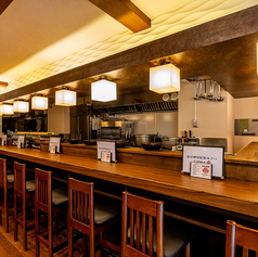 お一人様でも気軽に楽しめる！活気あふれる1階カウンター席♪ 目の前で調理の様子を眺めながら、お食事とお酒をお楽しみいただけるカウンター席です。全14席ございますので、お仕事帰りにお一人でふらっと立ち寄りたい時や、サクッと飲みたい時に最適です。