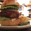 料理メニュー写真&nbsp;アボカドチーズバーガー