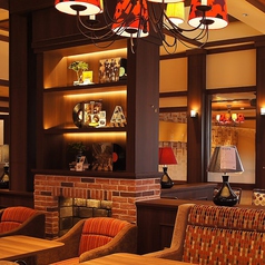 高級感ある店内のテーブル席