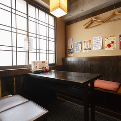 4名掛けのテーブルが6つの1階席です。各テーブル席には呼びベルが置いてあるので御用の際も楽チン♪