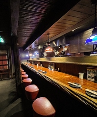 カウンター席完備。お一人様も大歓迎です。木なりの落ち着いた雰囲気で、自慢の鶏をお楽しみください。