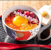 新鮮なうにといくらなどを盛り付けたうしわかどん。