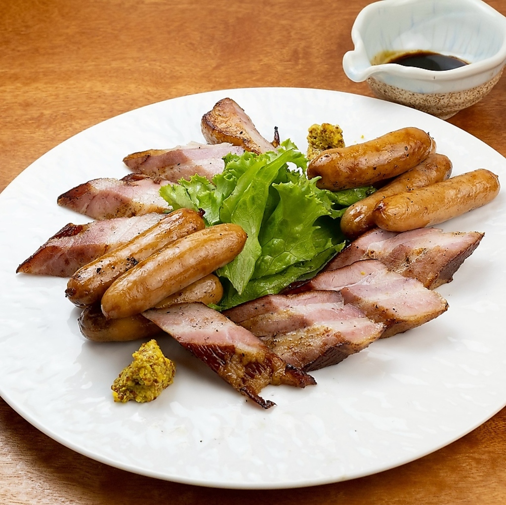 炭火焼ベーコンとソーセージの盛合せ