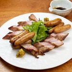 炭火焼ベーコンとソーセージの盛合せ