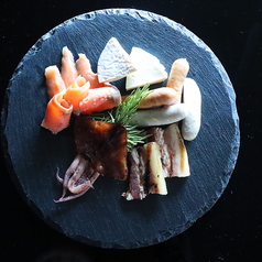 道産食材の自家製燻製プレートの写真