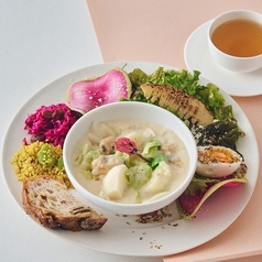 桜と春キャベツのあさりクラムチャウダー& 有機オニオンドレッシングのサラダ