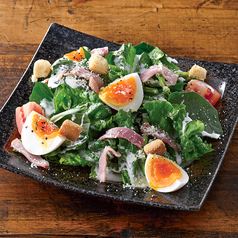 半熟玉子とベーコンのシーザーサラダ